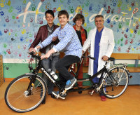 Bild (v.l.) Nicola Rieping, Dominique, OA PD Dr. Nikolaus Haas, Pastorin Antje Freitag (Foto Armin Kühn).