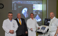 Herzspezialisten und Angelo im Herz- und Diabeteszentrum NRW: (v.l.) PD Dr. Nikolaus Haas, Victor Ton (Ventripoint), Dr. Kai-Thorsten Laser und Prof. Dr. Deniz Kececioglu (Foto Armin Kühn).