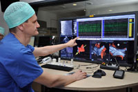Magnetgesteuerte Technik und dreidimensionale Bilder: Elektrophysiologe Dr. Georg Nölker im Herzkatheterlabor der Kardiologischen Klinik im Herz- und Diabeteszentrum NRW, Bad Oeynhausen (Foto Armin Kühn).