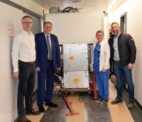 Freuen sich über das Eintreffen des neuen MRT (vl.): Dr. Alexander Petrovitch, Chefarzt der Klinik für diagnostische und interventionelle Radiologie und Neuroradiologie; Peter Hutmacher, Vorstandssprecher; Sarah Isabell Kauch, Leitende MTRA; Nico Lüngen, Projektleitung Bauwesen