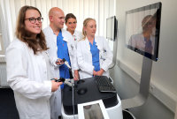 Die Assistenzärzte zeigen den LapSim-Trainer.