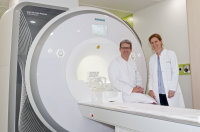 Prof. Dr. Werner Weber, Direktor des Institutes für Diagnostische und Interventionelle Radiologie, Neuroradiologie und Nuklearmedizin, und Oberärztin Dr. Annika Kowoll am neuen 3-Tesla-MRT. Prof. Dr. Werner Weber, Direktor des Institutes für Diagnostische und Interventionelle Radiologie, Neuroradiologie und Nuklearmedizin, und Oberärztin Dr. Annika Kowoll am neuen 3-Tesla-MRT.