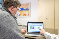 Der Arzt bespricht mit dem Patienten seinen mittels der Aufzeichnungen des Vivior-Monitors erstellten individuellen Sichtbericht . Der Arzt bespricht mit dem Patienten seinen mittels der Aufzeichnungen des Vivior-Monitors erstellten individuellen Sichtbericht .