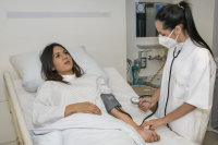 Die Geschwister Emanuela-Denisa Cojoc und Ana Cojoc üben das Blutdruckmessen. Beiden haben bereits vor einer Woche die Ausbildung zur Gesundheits- und Krankenpflegeassistentin am Standort Kamen abgeschlossen. Die Geschwister Emanuela-Denisa Cojoc und Ana Cojoc üben das Blutdruckmessen. Beiden haben bereits vor einer Woche die Ausbildung zur Gesundheits- und Krankenpflegeassistentin am Standort Kamen abgeschlossen.