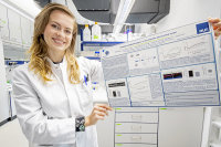 Laura Petrikowski mit dem Siegerposter
