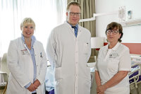 Das Palliativteam (v.r.): Susanne Knäpper (Stationsleitung Station 11), Dr. Michael Pohl (Oberarzt Medizinische Klinik) und Dr. Christina Köpping-Segerling (Assistenzärztin Medizinische Klinik) Das Palliativteam (v.r.): Susanne Knäpper (Stationsleitung Station 11), Dr. Michael Pohl (Oberarzt Medizinische Klinik) und Dr. Christina Köpping-Segerling (Assistenzärztin Medizinische Klinik)