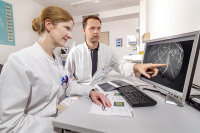 Priv.-Doz. Dr. Ilka Kleffner, Oberärztin der Neurologischen Klinik und Leiterin der Stroke Unit, bespricht mit Dr. Jörg Rehrmann, Oberarzt der Augenklinik, die Aufnahme der retinalen Fluoreszenzangiografie. Priv.-Doz. Dr. Ilka Kleffner, Oberärztin der Neurologischen Klinik und Leiterin der Stroke Unit, bespricht mit Dr. Jörg Rehrmann, Oberarzt der Augenklinik, die Aufnahme der retinalen Fluoreszenzangiografie.