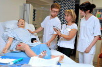 Julius Schneppendahl, Lehrerin Margarete Klimek und Anna Arnold üben die Versorgung eines Patienten. Julius Schneppendahl, Lehrerin Margarete Klimek und Anna Arnold üben die Versorgung eines Patienten.