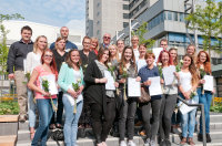 (v.li.) vordere Reihe: Elena Solo, Laura Ahrens, Ciydem Adasoglu, Janine Stodt, Aline Falk, Jasmin Eckert, Nicole Gorecki, Janine Großmann. Mittlere Reihe: Stefanie Diestelhorst, Mandy Stuckmann, Lisa Scheidelmann, Nicole Buchwald, Nina Ohlraun, Anna Alina Zacharias, Hannah Klamroth. Hintere Reihe: Max Hermann, Sebastian Kleinrahm, Dr. Sonja Mannherz (Prüfungsvorsitzende), Thomas Drossel (Schulleiter), Maike Wirth zur Osten, Carmen Burdel-Köhn (Kursleitung), David Mikolajek (v.li.) vordere Reihe: Elena Solo, Laura Ahrens, Ciydem Adasoglu, Janine Stodt, Aline Falk, Jasmin Eckert, Nicole Gorecki, Janine Großmann. Mittlere Reihe: Stefanie Diestelhorst, Mandy Stuckmann, Lisa Scheidelmann, Nicole Buchwald, Nina Ohlraun, Anna Alina Zacharias, Hannah Klamroth. Hintere Reihe: Max Hermann, Sebastian Kleinrahm, Dr. Sonja Mannherz (Prüfungsvorsitzende), Thomas Drossel (Schulleiter), Maike Wirth zur Osten, Carmen Burdel-Köhn (Kursleitung), David Mikolajek
