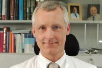 Prof. Dr. Uwe Schlegel ist Direktor der Neurologischen Klinik und Sprecher des Neuroonkologischen Tumorzentrums am UK Knappschaftskrankenhaus Bochum Prof. Dr. Uwe Schlegel ist Direktor der Neurologischen Klinik und Sprecher des Neuroonkologischen Tumorzentrums am UK Knappschaftskrankenhaus Bochum
