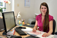 Annika Milewski bei Ihrer Arbeit in der stationären Abrechnung. Annika Milewski bei Ihrer Arbeit in der stationären Abrechnung.