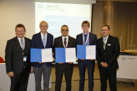 (v.l.): Prof. Dr. Berthold Seitz (DOG-Präsident), Prof. Dr. Franz Grehn (1. Preis), Dr. Raid Darawsha (2. Preis), Dr. med. Tim Schultz (3. Preis) und Andreas Baldauf (Leica Microsystems, Preisstifter). (v.l.): Prof. Dr. Berthold Seitz (DOG-Präsident), Prof. Dr. Franz Grehn (1. Preis), Dr. Raid Darawsha (2. Preis), Dr. med. Tim Schultz (3. Preis) und Andreas Baldauf (Leica Microsystems, Preisstifter).