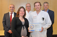 Hans-Peter Jochum (Geschäftsführer, UK Knappschaftskrankenhaus Bochum), Nadina Knobloch (Assistenzärztin, Klinik für Unfallchirurgie und Orthopädie), Prof. Dr. Rüdiger Smektala (Direktor der Klinik für Unfallchirurgie und Orthopädie, UK Knappschaftskrankenhaus Bochum), Mark Sandfort (Assistenzarzt, Klinik für Unfallchirurgie und Orthopädie) und Dr. Hans-Albert Gehle (erster Vorsitzender des Marburger Bundes NRW/RLP) Hans-Peter Jochum (Geschäftsführer, UK Knappschaftskrankenhaus Bochum), Nadina Knobloch (Assistenzärztin, Klinik für Unfallchirurgie und Orthopädie), Prof. Dr. Rüdiger Smektala (Direktor der Klinik für Unfallchirurgie und Orthopädie, UK Knappschaftskrankenhaus Bochum), Mark Sandfort (Assistenzarzt, Klinik für Unfallchirurgie und Orthopädie) und Dr. Hans-Albert Gehle (erster Vorsitzender des Marburger Bundes NRW/RLP)