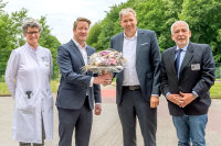 Die Betriebsleitung des Universitätsklinikums Knappschaftskrankenhaus Bochum gratuliert Andreas Schlüter zum neuen Vorsitz des Aufsichtsrats Die Betriebsleitung des Universitätsklinikums Knappschaftskrankenhaus Bochum gratuliert Andreas Schlüter zum neuen Vorsitz des Aufsichtsrats