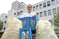 Dr. Wenke Grönheit sammelt Pfandflaschen für den guten Zweck