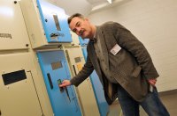 Uwe Paluch, Leiter des Technischen Dienstes, schaltet den Strom ab. Notstromaggregate stellen die Patientenversorgung sicher.