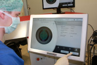 Dr. Tim Schultz programmiert den Femtosekundenlasers .