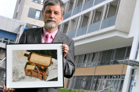 Dr. Dirk Ziesing sammelt dreieckige Verbandtücher
