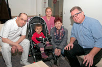 Prof. Dr. Dr. Martin Kunkel, Direktor der Klinik für Mund-, Kiefer- und Plastische Gesichtschirurgie (l.), Dr. Jan Claudius Becker, Chefarzt der Kinder- und Jugendklinik am Marien Hospital Witten (r.), Zahnarzthelferin Lisa Wieczorek (Mitte), und Pflegemutter Gabriele Tanz (2. v. r.), freuen sich, dass es der kleinen Safija nach der Lippen-Operation schon viel besser geht. Prof. Dr. Dr. Martin Kunkel, Direktor der Klinik für Mund-, Kiefer- und Plastische Gesichtschirurgie (l.), Dr. Jan Claudius Becker, Chefarzt der Kinder- und Jugendklinik am Marien Hospital Witten (r.), Zahnarzthelferin Lisa Wieczorek (Mitte), und Pflegemutter Gabriele Tanz (2. v. r.), freuen sich, dass es der kleinen Safija nach der Lippen-Operation schon viel besser geht.
