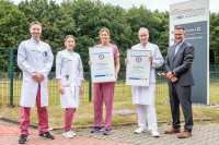 Dr. Christoph Johannes Neumann (Assistenzarzt), Nadine Pudlik (Assistenzärztin), Hannah Böing (Assistenzärztin), Prof. Dr. Rüdiger Smektala (Direktor der Klinik für Unfallchirurgie und Orthopädie ) und Andreas Höffken (Geschäftsführer im Landesverband NRW/RLP des Marburger Bundes) Dr. Christoph Johannes Neumann (Assistenzarzt), Nadine Pudlik (Assistenzärztin), Hannah Böing (Assistenzärztin), Prof. Dr. Rüdiger Smektala (Direktor der Klinik für Unfallchirurgie und Orthopädie ) und Andreas Höffken (Geschäftsführer im Landesverband NRW/RLP des Marburger Bundes)