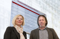 Bezirksbürgermeisterin Andrea Busche mit Gerd Köster, Personalleiter UK Knappschaftskrankenhaus Bochum, vor dem Abfahrtsmonitor der BOGESTRA in der Eingangshalle des Knappschaftskrankenhauses. Bezirksbürgermeisterin Andrea Busche mit Gerd Köster, Personalleiter UK Knappschaftskrankenhaus Bochum, vor dem Abfahrtsmonitor der BOGESTRA in der Eingangshalle des Knappschaftskrankenhauses.