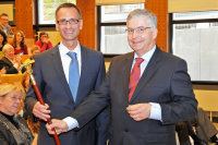Prof. Dr. Richard Viebahn, Ärztlicher Direktor des UK Knappschaftskrankenhaus Bochum, überreicht Prof. Dr. Michael Adamzik, neuer Direktor der Klinik für Anästhesiologie, Intensivmedizin und Schmerztherapie, einen Steigerstock als Willkommensgeschenk. Prof. Dr. Richard Viebahn, Ärztlicher Direktor des UK Knappschaftskrankenhaus Bochum, überreicht Prof. Dr. Michael Adamzik, neuer Direktor der Klinik für Anästhesiologie, Intensivmedizin und Schmerztherapie, einen Steigerstock als Willkommensgeschenk.