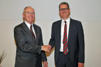 Prof. Dr. Lothar Heuser (links), ehemaliger Direktor des des Institutes für Diagnostische und Interventionelle Radiologie, Neuroradiologie und Nuklearmedizin am Universitätsklinikum Knappschaftskrankenhaus Bochum, wünscht seinem Nachfolger Prof. Dr. Werner Weber eine gute Amtszeit. Prof. Dr. Lothar Heuser (links), ehemaliger Direktor des des Institutes für Diagnostische und Interventionelle Radiologie, Neuroradiologie und Nuklearmedizin am Universitätsklinikum Knappschaftskrankenhaus Bochum, wünscht seinem Nachfolger Prof. Dr. Werner Weber eine gute Amtszeit.