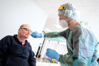Abstrich für einen PCR-Test in der Vorgelagerten Notaufnahme 