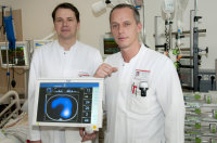 Oberarzt Hartmuth Nowak (li.) sowie Oberarzt Dr. Günther Oprea (re.) am Elektrischen Impedanztomografen. Oberarzt Hartmuth Nowak (li.) sowie Oberarzt Dr. Günther Oprea (re.) am Elektrischen Impedanztomografen.