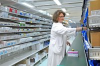 Maren Niewöhner bei der Kommissionierung in der Zentralapotheke