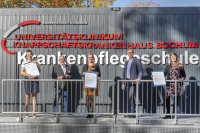 Tatjana Padberg (Leiterin Weiterbildungsstätte UK Knappschaftskrankenhaus Bochum), Thomas Kissinger (Pflegedirektor UK Knappschaftskrankenhaus Bochum), Linda Jannett (Leiterin Pflegeschule UK Knappschaftskrankenhaus Bochum), Matthias Dieckerhoff (Pflegedirektor Knappschaft Kliniken GmbH) und Melanie Abbing (stellv. Leiterin Pflegeschule UK Knappschaftskrankenhaus Bochum und Leiterin des Pflegeschule-Standorts Kamen) Tatjana Padberg (Leiterin Weiterbildungsstätte UK Knappschaftskrankenhaus Bochum), Thomas Kissinger (Pflegedirektor UK Knappschaftskrankenhaus Bochum), Linda Jannett (Leiterin Pflegeschule UK Knappschaftskrankenhaus Bochum), Matthias Dieckerhoff (Pflegedirektor Knappschaft Kliniken GmbH) und Melanie Abbing (stellv. Leiterin Pflegeschule UK Knappschaftskrankenhaus Bochum und Leiterin des Pflegeschule-Standorts Kamen)