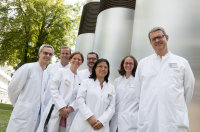 (v.l.): Oberarzt Dr. Carl Schlenkhoff, Ltd. Oberarzt Dr. Sebastian Fischer, Assistenzärztin Dr. Annika Kowoll, Ltd. Oberarzt Dr. Alexej Titschert, Oberärztin Dr. Myong-Jeen Lee, Oberärztin Dr. Anushe Weber, Institutsdirektor Priv.-Doz. Dr. Werner Weber