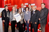 Gesine Dannenmaier (Geschäftsführerin KTQ), Bianca Braunschweig (Pressereferentin Knappschaftskrankenhaus), Hans-Peter Jochum (Geschäftsführer Knappschaftskrankenhaus), Dr. Susanne Mikle (Qualitätsmanagerin Knappschaftskrankenhaus), Dieter Rustemeier (Ltd. Verwaltungsdirektor a.D. Knappschaftskrankenhaus), Marie-Luise Müller (Wissenschaftl. Leiterin des Dt. Pflegekongresses), Michael Jost (Kaufmännischer Direktor Knappschaftskrankenhaus), Thomas Kissinger (Pflegedirektor Knappschaftskrankenhaus) und Ronald Neubauer (KTQ). Gesine Dannenmaier (Geschäftsführerin KTQ), Bianca Braunschweig (Pressereferentin Knappschaftskrankenhaus), Hans-Peter Jochum (Geschäftsführer Knappschaftskrankenhaus), Dr. Susanne Mikle (Qualitätsmanagerin Knappschaftskrankenhaus), Dieter Rustemeier (Ltd. Verwaltungsdirektor a.D. Knappschaftskrankenhaus), Marie-Luise Müller (Wissenschaftl. Leiterin des Dt. Pflegekongresses), Michael Jost (Kaufmännischer Direktor Knappschaftskrankenhaus), Thomas Kissinger (Pflegedirektor Knappschaftskrankenhaus) und Ronald Neubauer (KTQ).