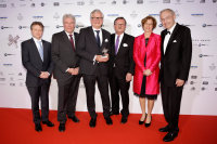 Dr. med. Frank UIrich Montgomery und Preisträger Prof. Dr. Wolff Schmiegel (Direktor der Medizinischen Klinik am UK Knappschaftskrankenhaus Bochum), Prof. Dr. Markus Löffler, Prof. Dr. Peter Propping, Prof. Dr. Elke Holinski-Feder, Dr. Christph Engel bei der Felix Burda Award Gala 2014 in Berlin. Quelle: Felix Burda Stiftung