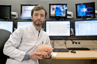 Das Stipendium ermöglicht Dr. Stoyan Popkirov mit experimentellen und klinischen Methoden den Entstehungsmechanismen und der optimalen Diagnostik von Dissoziativen Anfälle nachzugehen. Das Stipendium ermöglicht Dr. Stoyan Popkirov mit experimentellen und klinischen Methoden den Entstehungsmechanismen und der optimalen Diagnostik von Dissoziativen Anfälle nachzugehen.