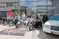 Adriano Mura (Firmenkundenberater Knappschaft), Hans-Peter Jochum (Geschäftsführer , UK Knappschaftskrankenhaus Bochum), Kerstin Gitzhofer (Privatkundenberaterin Knappschaft), Peter Roski (Fun Trike, Marl), Günther Eilhardt (MotoMaxx, Bochum), Julia Simon (MotoMaxx, Bochum) und Gerd Köster (Personalleiter, UK Knappschaftskrankenhaus Bochum). Adriano Mura (Firmenkundenberater Knappschaft), Hans-Peter Jochum (Geschäftsführer , UK Knappschaftskrankenhaus Bochum), Kerstin Gitzhofer (Privatkundenberaterin Knappschaft), Peter Roski (Fun Trike, Marl), Günther Eilhardt (MotoMaxx, Bochum), Julia Simon (MotoMaxx, Bochum) und Gerd Köster (Personalleiter, UK Knappschaftskrankenhaus Bochum).