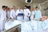 Prof. Dr. Richard Viebahn bei der Visite