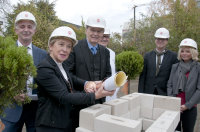 Hans-Peter Jochum (Geschäftsführer UK Knappschaftskrankenhaus Bochum), Elisabeth Lause (Leiterin des Dezernats VI.5 Planen und Bauen Knappschaft-Bahn-See), Dr. Georg Greve (1. Direktor der Deutschen Rentenversicherung Knappschaft-Bahn-See), Prof. Dr. Wolff Schmiegel (Direktor der Medizinischen Klinik UK Knappschaftskrankenhaus Bochum), Christian Weicken (Architekt) und Andrea Busche (Bezirksbürgermeisterin) bestücken die Kapsel mit symbolträchtigen Utensilien wie einer Urkunde und dem Bauplan, die dann feierlich im Grundstein versenkt wird. 