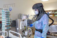 Martin Schwertner bei der Behnadlung von Covid-Patienten auf der Intensivstation