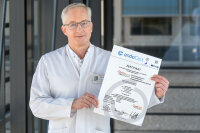 Professor Dr. Rüdiger Smektala hält das Zertifikat zum Endoprothetik-Zentrum in Händen Professor Dr. Rüdiger Smektala hält das Zertifikat zum Endoprothetik-Zentrum in Händen