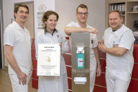 Martin Niebius (Hygienefachkraft), Dr. Christina Schulze (Oberärztin Medizinische Klinik), Lenard Bücker (Hygienefachkraft i.W.) und Michael Bosmanns (Hygienefachkraft). Martin Niebius (Hygienefachkraft), Dr. Christina Schulze (Oberärztin Medizinische Klinik), Lenard Bücker (Hygienefachkraft i.W.) und Michael Bosmanns (Hygienefachkraft).