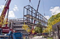 Die 34 Tonnen schwere Stahlkonstruktion wird angehoben.