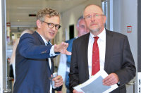 Prof. Dr. Jörg Wellmer zeigt dem Bochumer Bundestagsabgeordneten Axel Schäfer die Ruhr-Epileptologie am Universitätsklinikum Knappschaftskrankenhaus Bochum. Professor Dr. Jörg Wellmer zeigt dem Bochumer Bundestagsabgeordneten Axel Schäfer die Ruhr-Epileptologie am Universitätsklinikum Knappschaftskrankenhaus Bochum.
