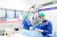 Dr. Matthias Elling, Ltd. Oberarzt der Augenklinik, bei der Kataraktoperation mit dem Femtosekundenlaser Dr. Matthias Elling, Ltd. Oberarzt der Augenklinik, bei der Kataraktoperation mit dem Femtosekundenlaser