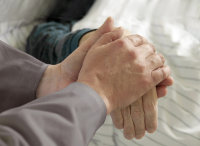 Freiwillige setzen sich ans Bett, halten die Hand oder lesen etwas vor, und ermöglichen so einen würdevollen letzten Weg, wenn keine Angehörigen da sind oder dies nicht können. Freiwillige setzen sich ans Bett, halten die Hand oder lesen etwas vor, und ermöglichen so einen würdevollen letzten Weg, wenn keine Angehörigen da sind oder dies nicht können.