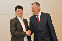 Staffelübergabe: Prof. Dr. Albrecht Harders beglückwünscht Prof. Dr. Kirsten Schmieder zu ihrem neuen Amt als Direktorin der Klinik für Neurochirurgie Staffelübergabe: Prof. Dr. Albrecht Harders beglückwünscht Prof. Dr. Kirsten Schmieder zu ihrem neuen Amt als Direktorin der Klinik für Neurochirurgie