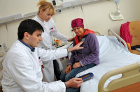 Neurochirurg Dr. Yaroslav Parpaley und Neurologin Priv.- Doz. Dr. Sabine Skodda passen die Einstellungen des Hirnschrittmachers bei der Patientin Dagmar Bürger an.