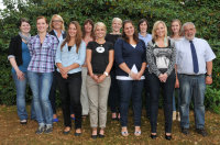 von re.: Thomas Kissinger (Pflegedirektor), Barbara Leu, Sabrina Wehnes, Anke Wäcken, Franziska Haese, Jasmin Bindbeutel, Christina Krüger, Dagmar Hagenbrock (Schulassistentin), Lara Böwing, Carmen Burdel-Köhn (Kursleitung), Sabine Nowak, Melanie Böwing (Lehrerin für Krankenpflegeberufe), es fehlt: Marzena Vejzagic. von re.: Thomas Kissinger (Pflegedirektor), Barbara Leu, Sabrina Wehnes, Anke Wäcken, Franziska Haese, Jasmin Bindbeutel, Christina Krüger, Dagmar Hagenbrock (Schulassistentin), Lara Böwing, Carmen Burdel-Köhn (Kursleitung), Sabine Nowak, Melanie Böwing (Lehrerin für Krankenpflegeberufe), es fehlt: Marzena Vejzagic.