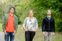 Prof. Dr. Barbara Sitek und ihre Mitarbeiter Dr. Thilo Bracht (links) und Dr. Malte Bayer (rechts) möchten mithilfe der Massenspektrometrie und der Künstlichen Intelligenz die Sepsistherapie verbessern. Prof. Dr. Barbara Sitek und ihre Mitarbeiter Dr. Thilo Bracht und Dr. Malte Bayer
