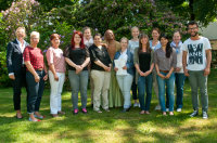 v.l.: Carmen Burdel-Köhn (Kursleitung), Annette Peter (Stv. Pflegedirektorin), Susanne Knäpper (Kursleitung), Kathrin Klein, Desiree Czubak, Cemile Gülbahar, Ajoke Petrasch, Iris Gräfingholt, Nadine Rehage, Anna Zimmermann, Marina Majnaric, Janitha Jagatheaswaran, Denise Wohlfeil und Firat Elemen. v.l.: Carmen Burdel-Köhn (Kursleitung), Annette Peter (Stv. Pflegedirektorin), Susanne Knäpper (Kursleitung), Kathrin Klein, Desiree Czubak, Cemile Gülbahar, Ajoke Petrasch, Iris Gräfingholt, Nadine Rehage, Anna Zimmermann, Marina Majnaric, Janitha Jagatheaswaran, Denise Wohlfeil und Firat Elemen.